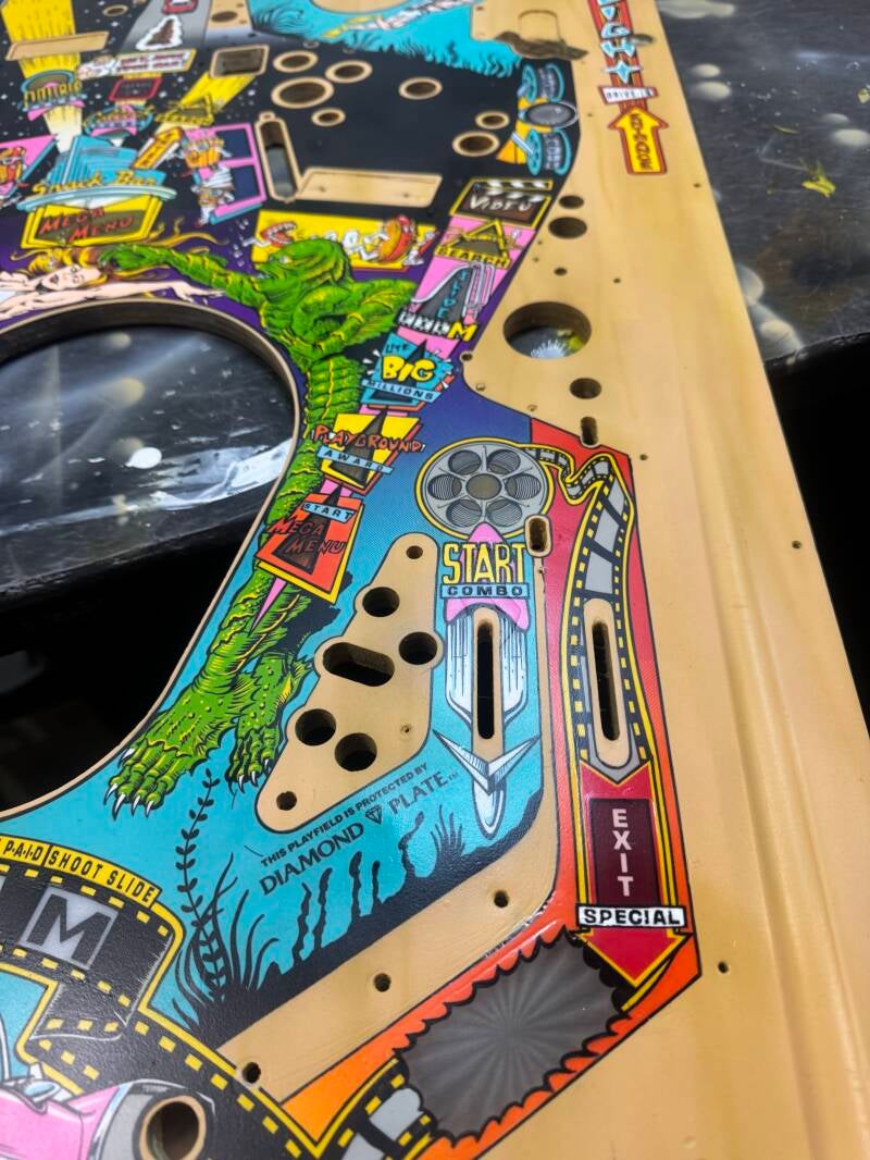 Bally Creature from the Black Lagoon Playfield speelveld schade herstel restoration flipperspeelveld restauratie art airbrush airbrushing flipperkast reparatie