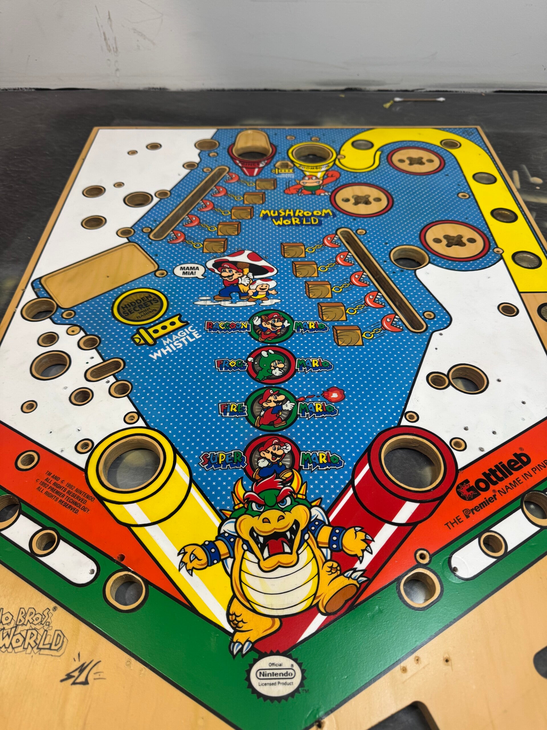 Gottlieb Super Mario Bros Playfield speelveld schade herstel restoration flipperspeelveld restauratie art airbrush airbrushing flipperkast reparatie