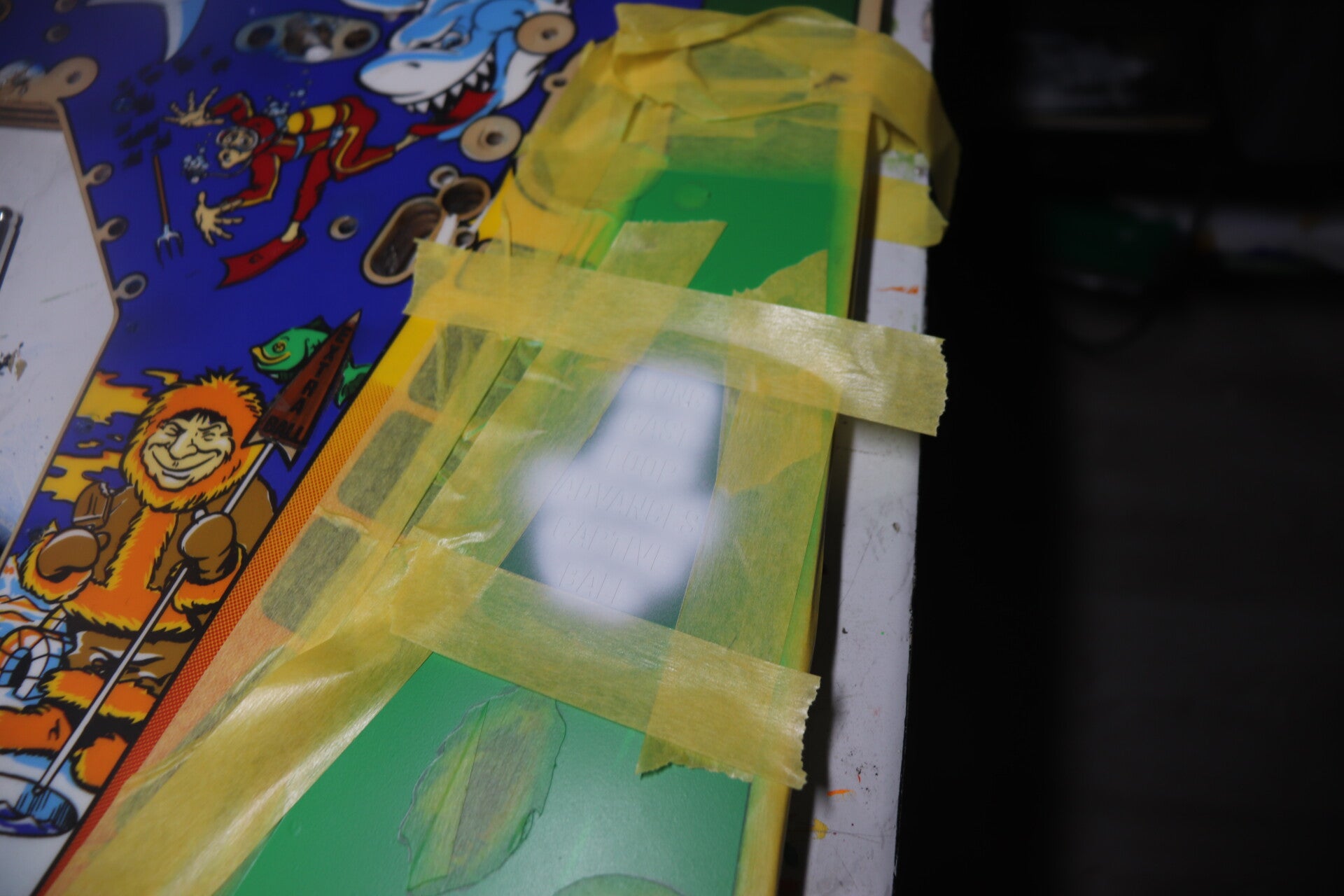 Williams Fish Tales playfield speelveld schade herstel restoration flipperspeelveld restauratie art airbrush airbrushing flipperkast reparatie