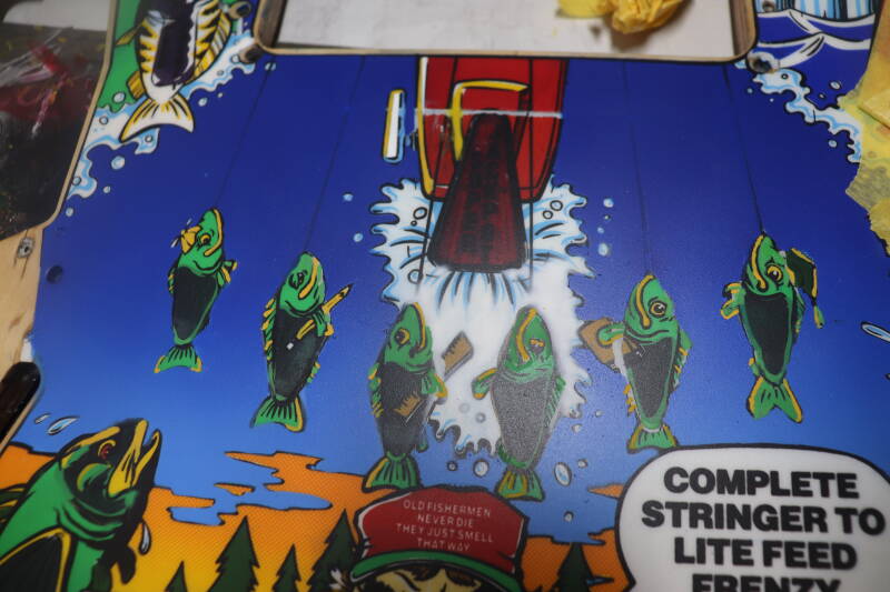 Williams Fish Tales playfield speelveld schade herstel restoration flipperspeelveld restauratie art airbrush airbrushing flipperkast reparatie