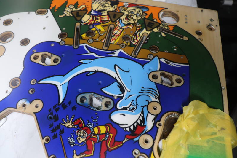 Williams Fish Tales playfield speelveld schade herstel restoration flipperspeelveld restauratie art airbrush airbrushing flipperkast reparatie