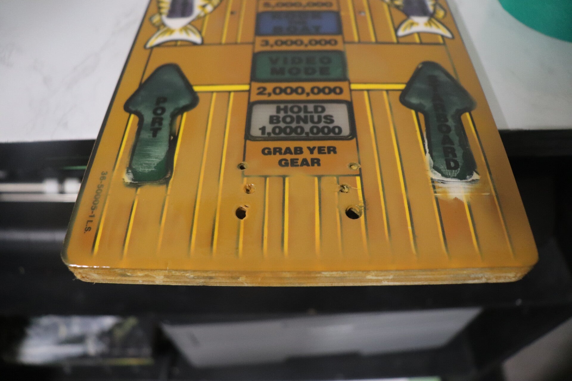 Williams Fish Tales playfield speelveld schade herstel restoration flipperspeelveld restauratie art airbrush airbrushing flipperkast reparatie