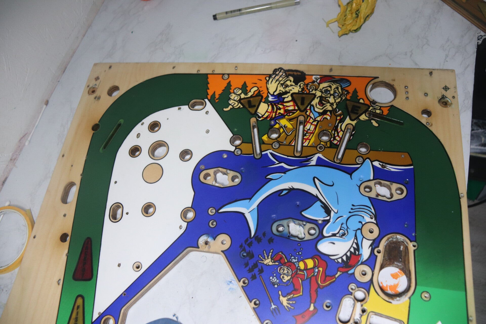 Williams Fish Tales playfield speelveld schade herstel restoration flipperspeelveld restauratie art airbrush airbrushing flipperkast reparatie