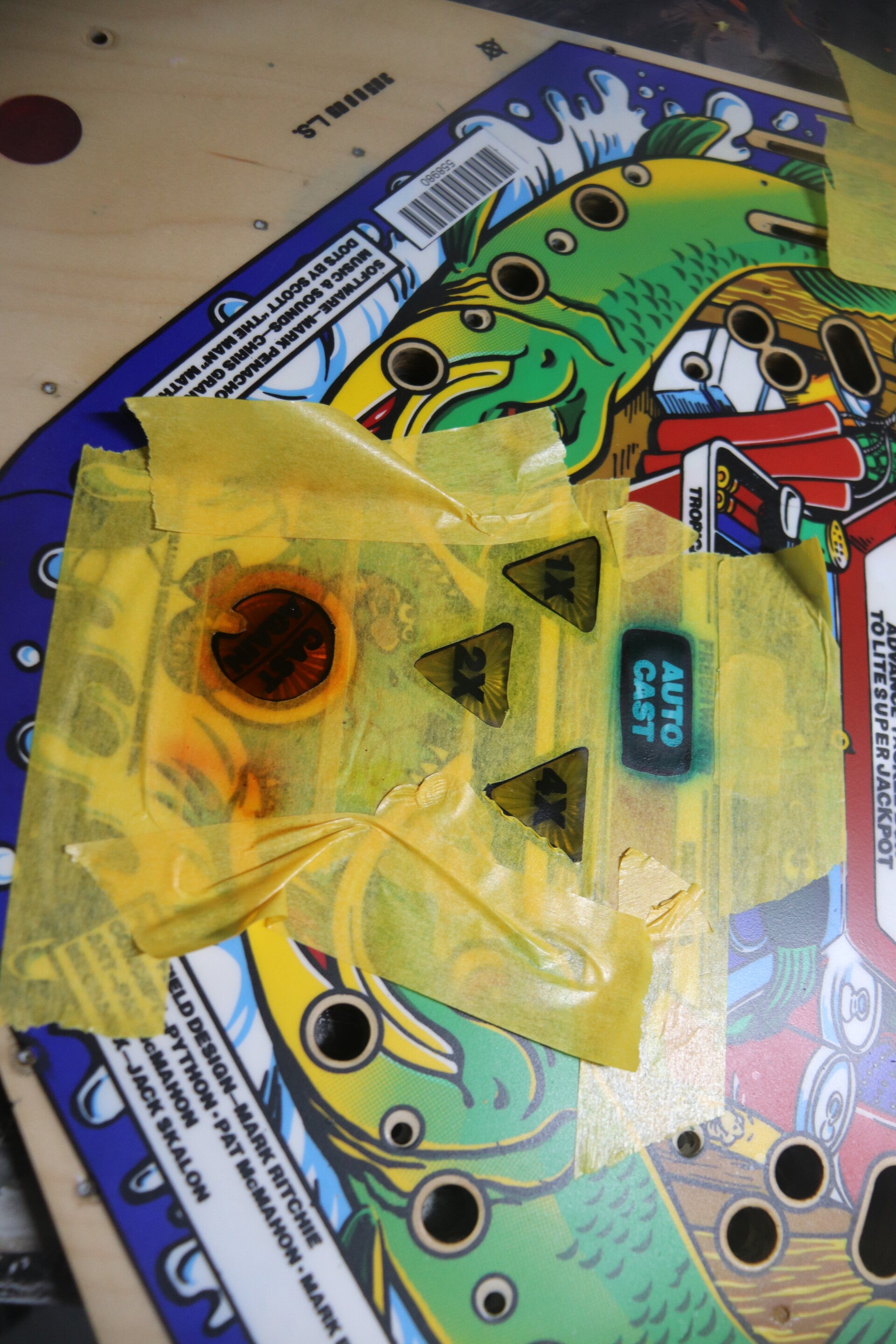 Williams Fish Tales playfield speelveld schade herstel restoration flipperspeelveld restauratie art airbrush airbrushing flipperkast reparatie