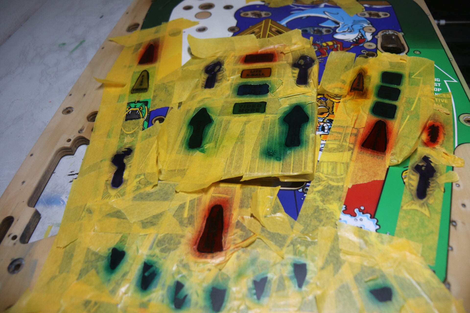 Williams Fish Tales playfield speelveld schade herstel restoration flipperspeelveld restauratie art airbrush airbrushing flipperkast reparatie