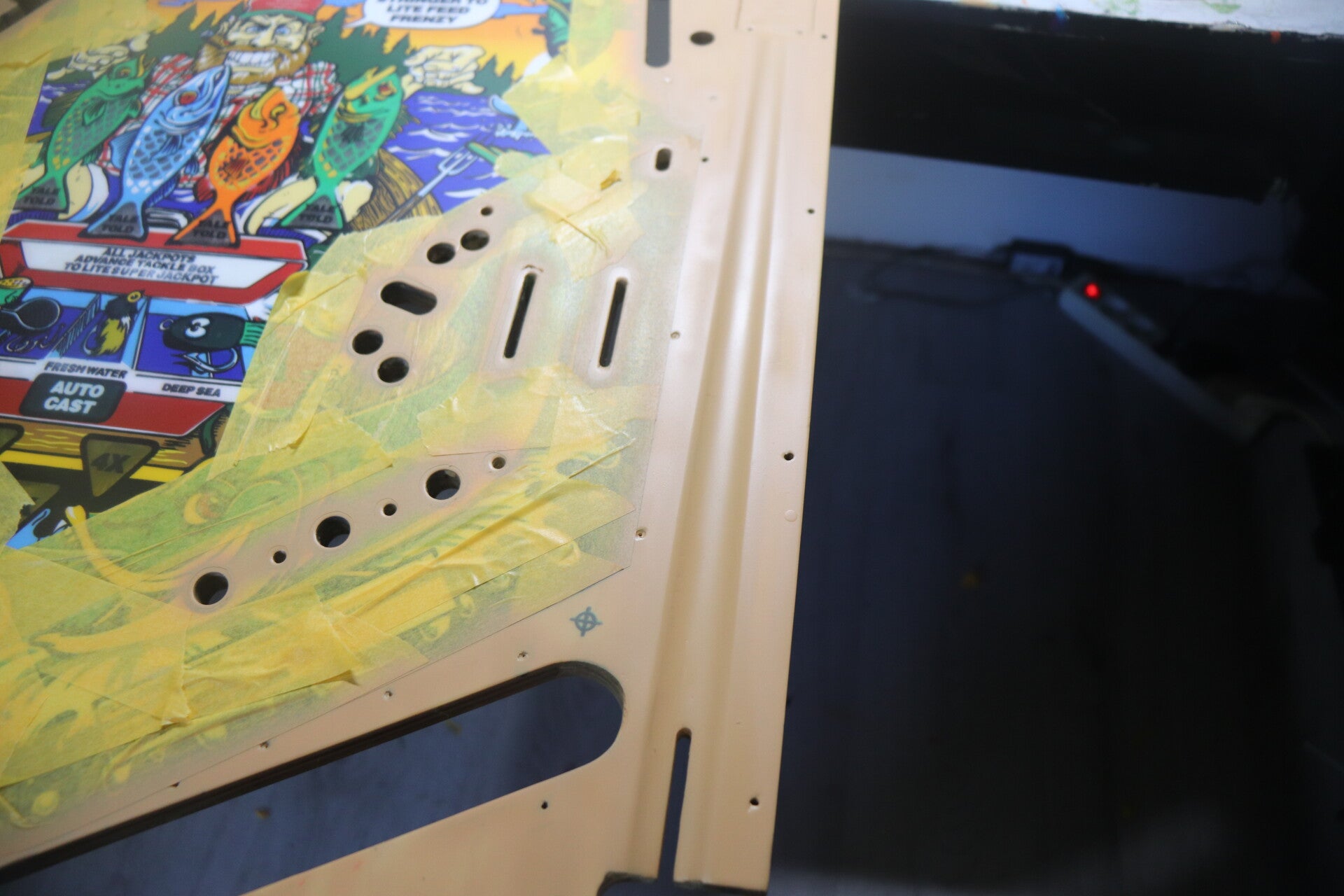 Williams Fish Tales playfield speelveld schade herstel restoration flipperspeelveld restauratie art airbrush airbrushing flipperkast reparatie