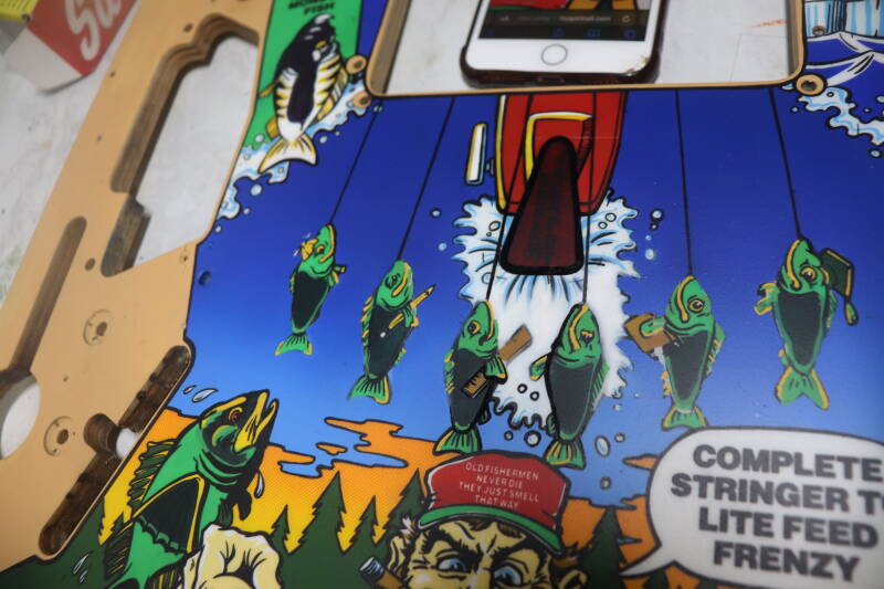 Williams Fish Tales playfield speelveld schade herstel restoration flipperspeelveld restauratie art airbrush airbrushing flipperkast reparatie