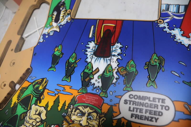 Williams Fish Tales playfield speelveld schade herstel restoration flipperspeelveld restauratie art airbrush airbrushing flipperkast reparatie