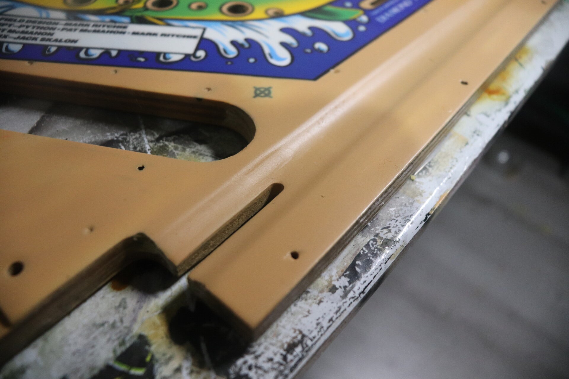 Williams Fish Tales playfield speelveld schade herstel restoration flipperspeelveld restauratie art airbrush airbrushing flipperkast reparatie