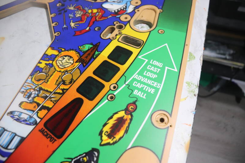 Williams Fish Tales playfield speelveld schade herstel restoration flipperspeelveld restauratie art airbrush airbrushing flipperkast reparatie