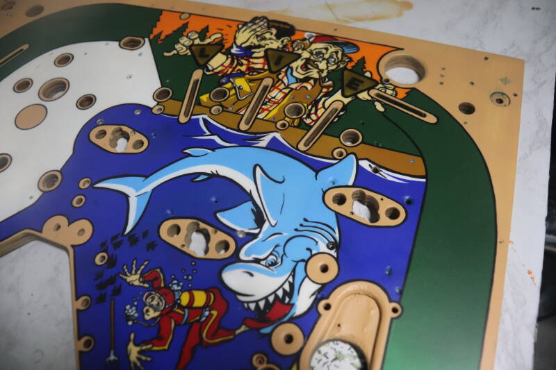 Williams Fish Tales playfield speelveld schade herstel restoration flipperspeelveld restauratie art airbrush airbrushing flipperkast reparatie