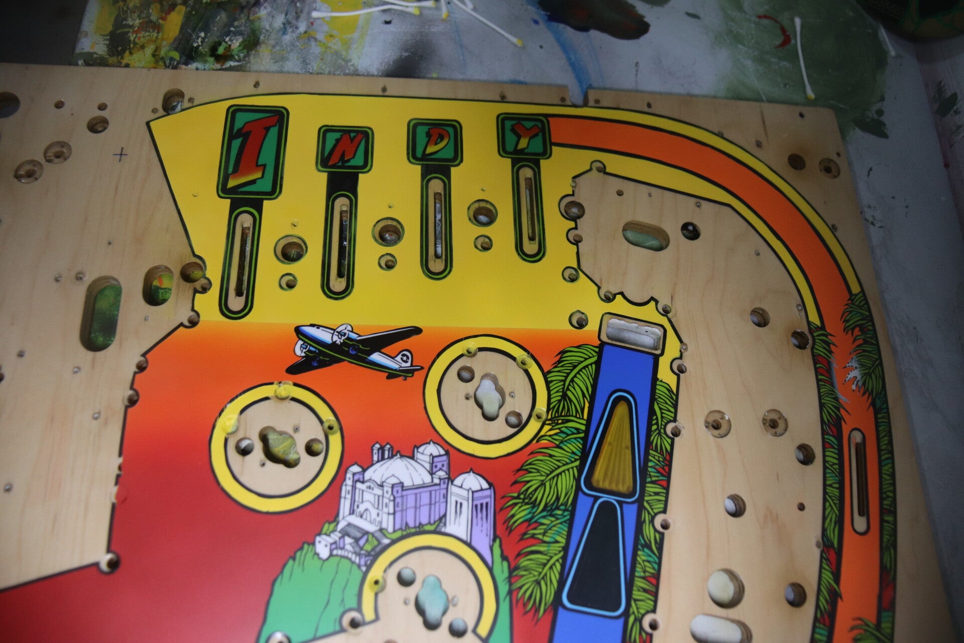 Williams Indiana Jones playfield speelveld schade herstel restoration flipperspeelveld restauratie art airbrush airbrushing flipperkast reparatie