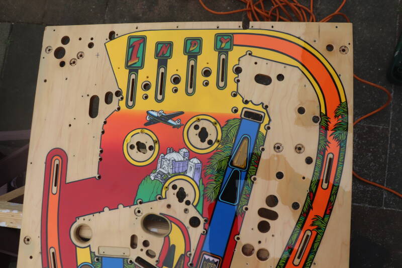 Williams Indiana Jones playfield speelveld schade herstel restoration flipperspeelveld restauratie art airbrush airbrushing flipperkast reparatie