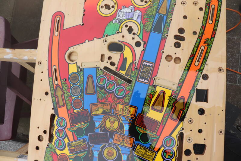 Williams Indiana Jones playfield speelveld schade herstel restoration flipperspeelveld restauratie art airbrush airbrushing flipperkast reparatie