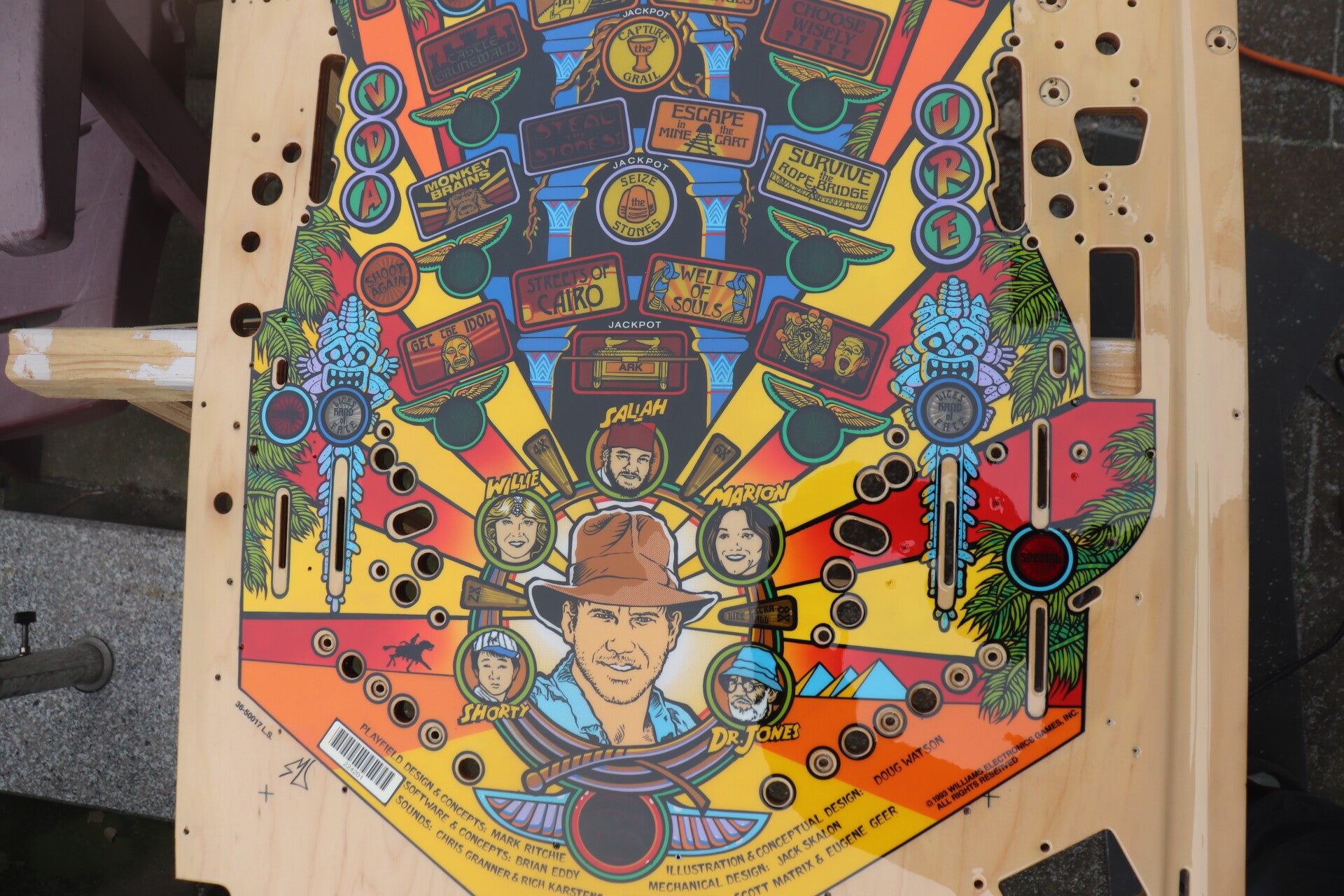 Williams Indiana Jones playfield speelveld schade herstel restoration flipperspeelveld restauratie art airbrush airbrushing flipperkast reparatie
