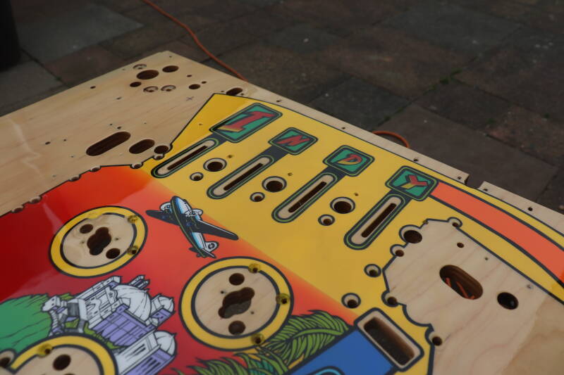 Williams Indiana Jones playfield speelveld schade herstel restoration flipperspeelveld restauratie art airbrush airbrushing flipperkast reparatie