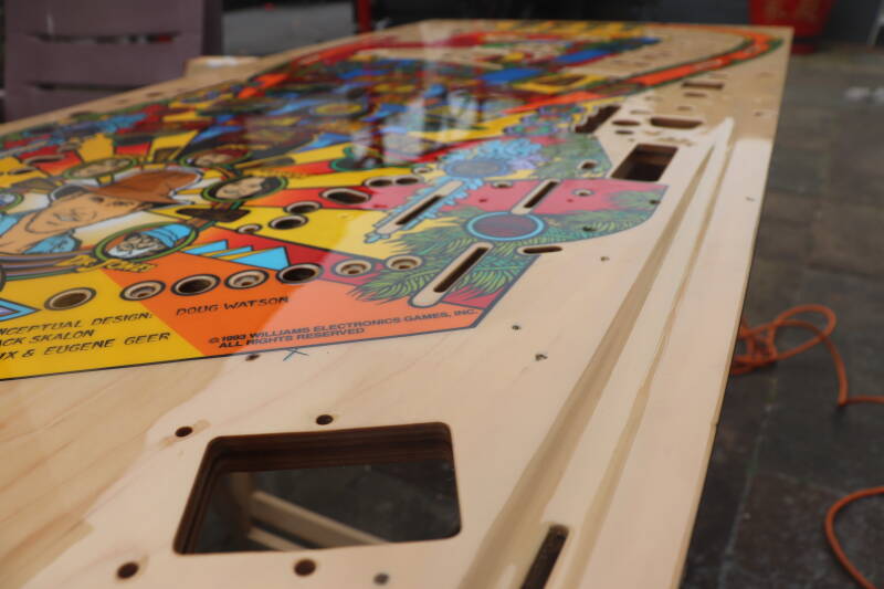 Williams Indiana Jones playfield speelveld schade herstel restoration flipperspeelveld restauratie art airbrush airbrushing flipperkast reparatie