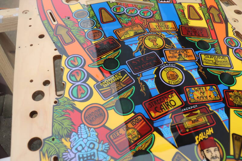 Williams Indiana Jones playfield speelveld schade herstel restoration flipperspeelveld restauratie art airbrush airbrushing flipperkast reparatie