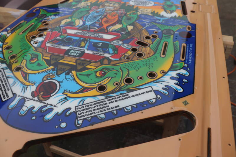 Williams Fish Tales playfield speelveld schade herstel restoration flipperspeelveld restauratie art airbrush airbrushing flipperkast reparatie