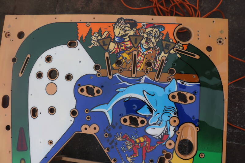 Williams Fish Tales playfield speelveld schade herstel restoration flipperspeelveld restauratie art airbrush airbrushing flipperkast reparatie