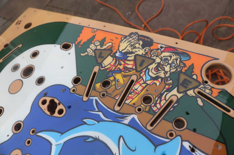 Williams Fish Tales playfield speelveld schade herstel restoration flipperspeelveld restauratie art airbrush airbrushing flipperkast reparatie