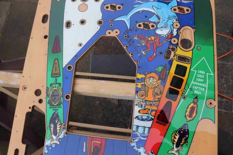 Williams Fish Tales playfield speelveld schade herstel restoration flipperspeelveld restauratie art airbrush airbrushing flipperkast reparatie