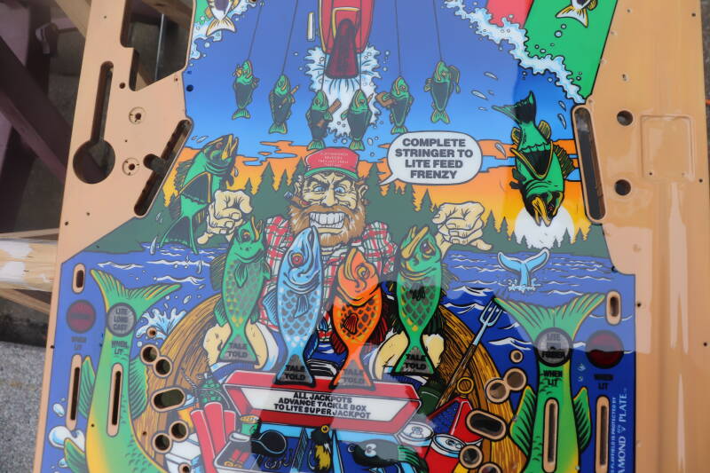 Williams Fish Tales playfield speelveld schade herstel restoration flipperspeelveld restauratie art airbrush airbrushing flipperkast reparatie