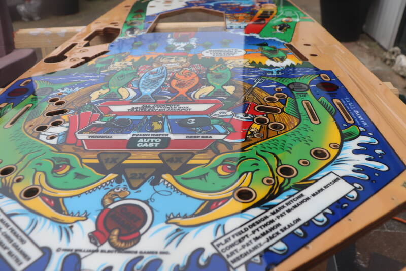 Williams Fish Tales playfield speelveld schade herstel restoration flipperspeelveld restauratie art airbrush airbrushing flipperkast reparatie