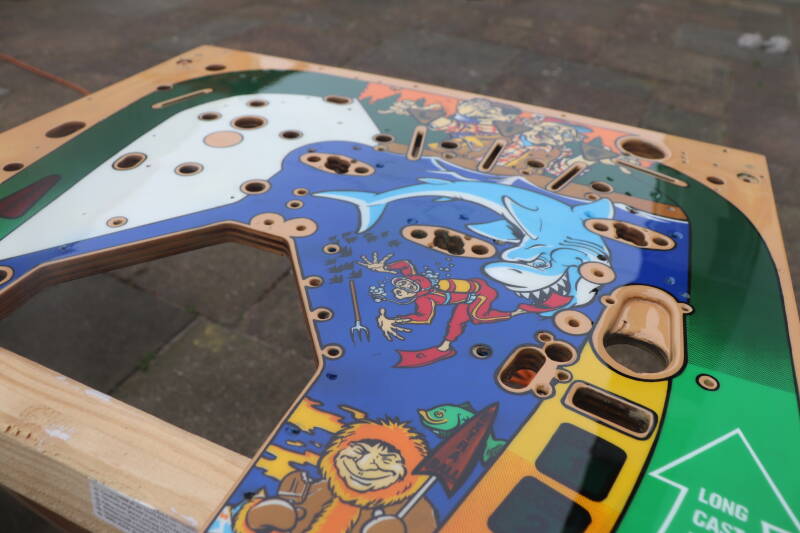 Williams Fish Tales playfield speelveld schade herstel restoration flipperspeelveld restauratie art airbrush airbrushing flipperkast reparatie