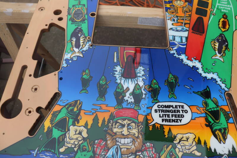 Williams Fish Tales playfield speelveld schade herstel restoration flipperspeelveld restauratie art airbrush airbrushing flipperkast reparatie