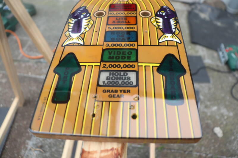 Williams Fish Tales playfield speelveld schade herstel restoration flipperspeelveld restauratie art airbrush airbrushing flipperkast reparatie