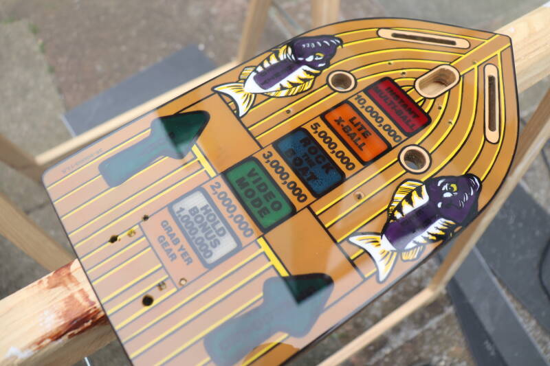 Williams Fish Tales playfield speelveld schade herstel restoration flipperspeelveld restauratie art airbrush airbrushing flipperkast reparatie