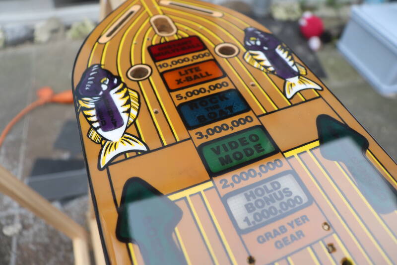 Williams Fish Tales playfield speelveld schade herstel restoration flipperspeelveld restauratie art airbrush airbrushing flipperkast reparatie