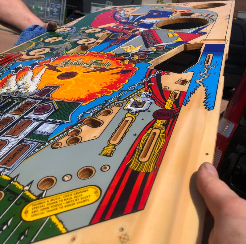 Bally The Addams Family Playfield restoration. flipperspeelveld restauratie art airbrush airbrushing flipperkast reparatie