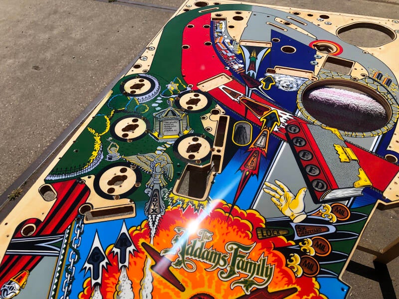 Bally The Addams Family Playfield restoration. flipperspeelveld restauratie art airbrush airbrushing flipperkast reparatie