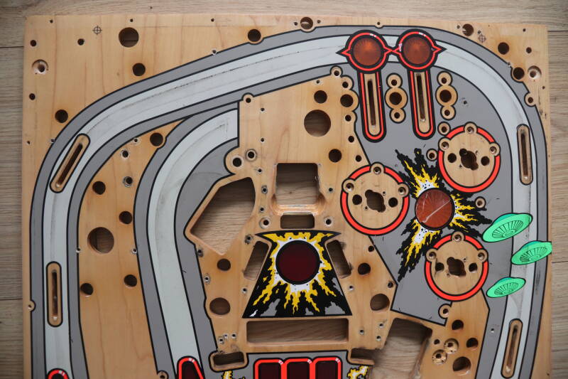 Bally Attack From Mars playfield speelveld schade herstel restoration flipperspeelveld restauratie art airbrush airbrushing flipperkast reparatie