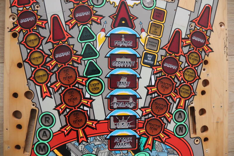 Bally Attack From Mars playfield speelveld schade herstel restoration flipperspeelveld restauratie art airbrush airbrushing flipperkast reparatie