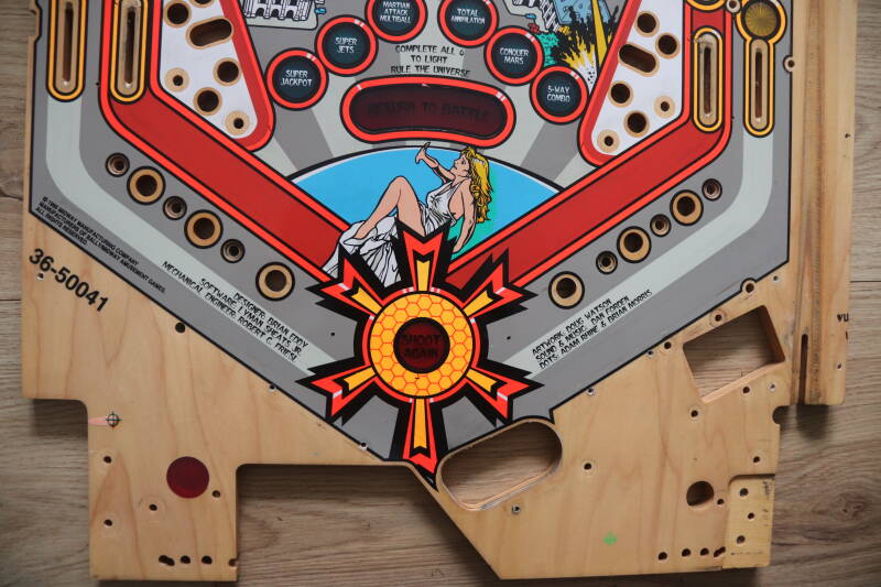 Bally Attack From Mars playfield speelveld schade herstel restoration flipperspeelveld restauratie art airbrush airbrushing flipperkast reparatie