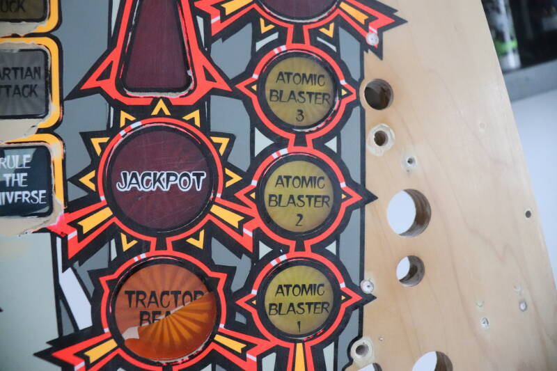 Bally Attack From Mars playfield speelveld schade herstel restoration flipperspeelveld restauratie art airbrush airbrushing flipperkast reparatie