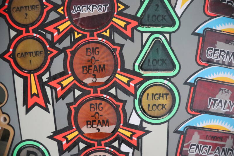 Bally Attack From Mars playfield speelveld schade herstel restoration flipperspeelveld restauratie art airbrush airbrushing flipperkast reparatie