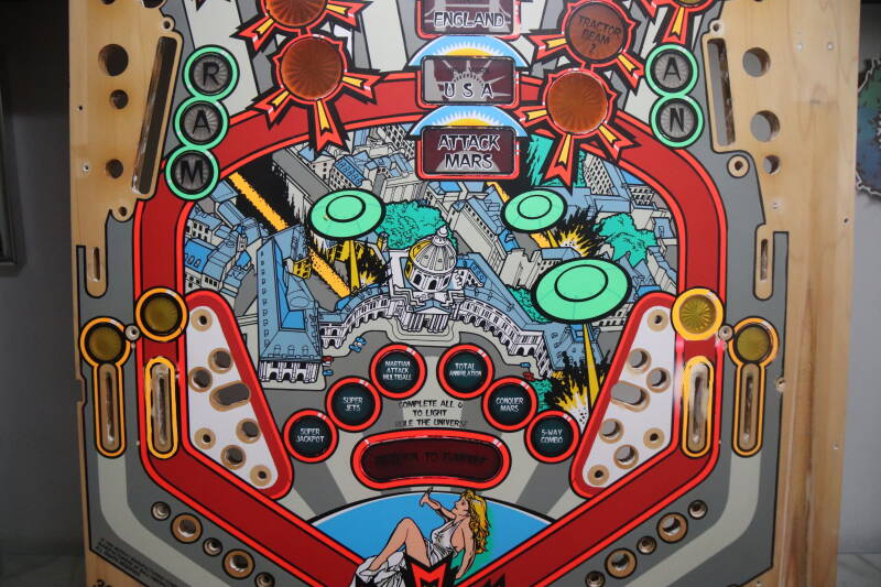 Bally Attack From Mars playfield speelveld schade herstel restoration flipperspeelveld restauratie art airbrush airbrushing flipperkast reparatie
