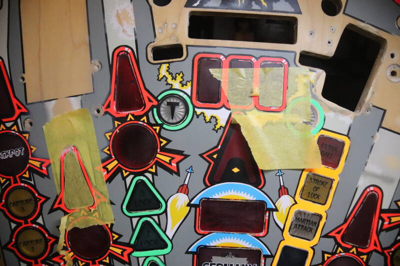 Bally Attack From Mars playfield speelveld schade herstel restoration flipperspeelveld restauratie art airbrush airbrushing flipperkast reparatie