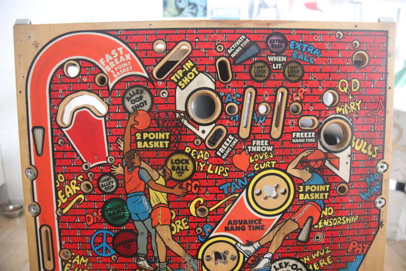 Gottlieb Hoops playfield speelveld schade herstel restoration flipperspeelveld restauratie art airbrush airbrushing flipperkast reparatie