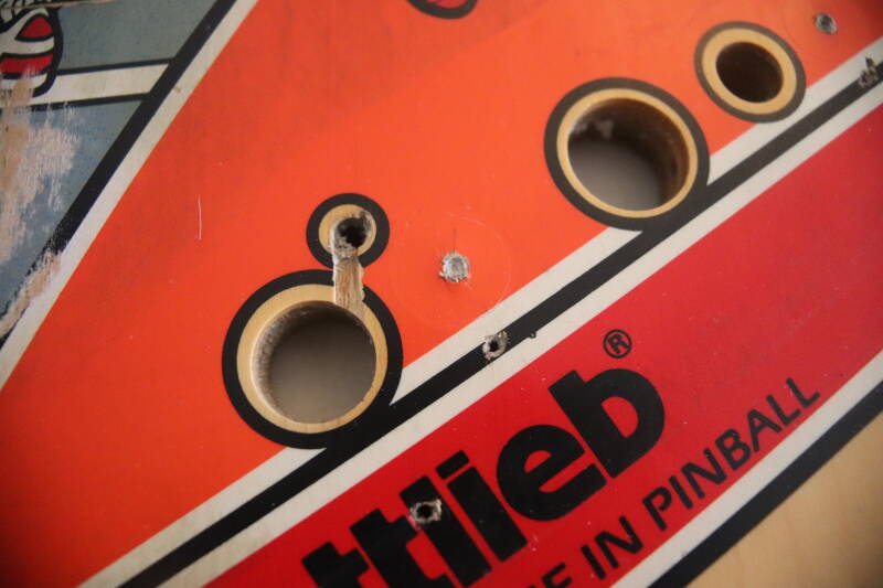 Gottlieb Hoops playfield speelveld schade herstel restoration flipperspeelveld restauratie art airbrush airbrushing flipperkast reparatie