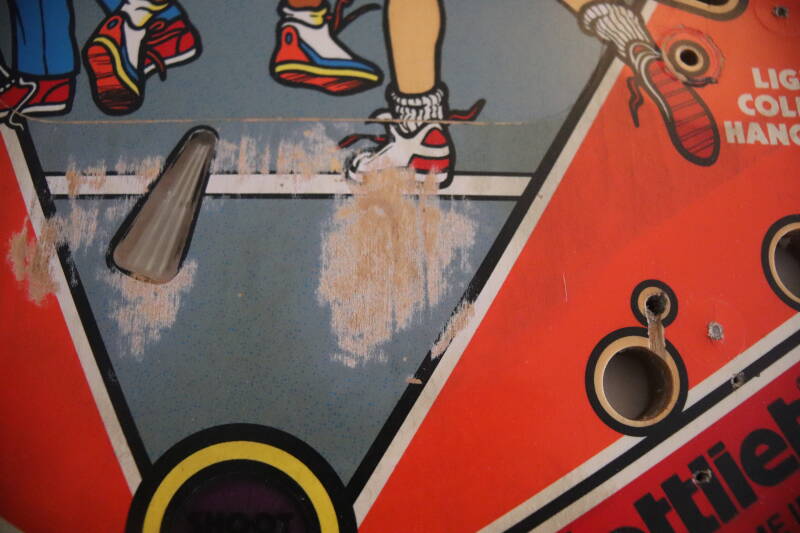 Gottlieb Hoops playfield speelveld schade herstel restoration flipperspeelveld restauratie art airbrush airbrushing flipperkast reparatie