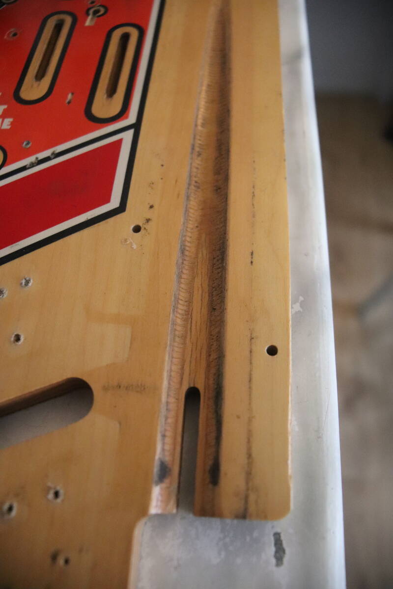 Gottlieb Hoops playfield speelveld schade herstel restoration flipperspeelveld restauratie art airbrush airbrushing flipperkast reparatie