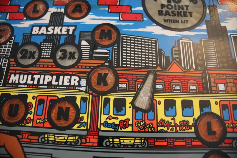 Gottlieb Hoops playfield speelveld schade herstel restoration flipperspeelveld restauratie art airbrush airbrushing flipperkast reparatie