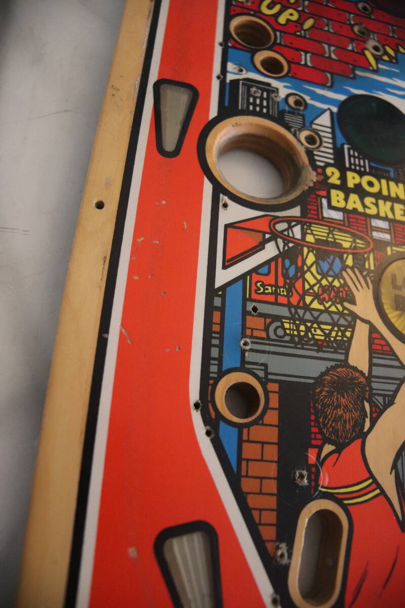 Gottlieb Hoops playfield speelveld schade herstel restoration flipperspeelveld restauratie art airbrush airbrushing flipperkast reparatie