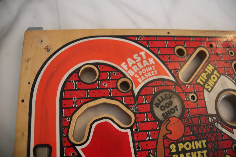 Gottlieb Hoops playfield speelveld schade herstel restoration flipperspeelveld restauratie art airbrush airbrushing flipperkast reparatie