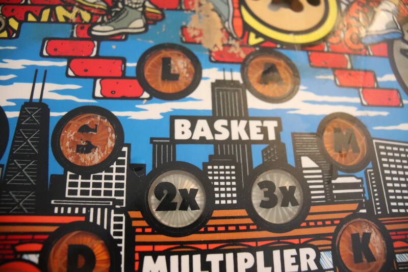 Gottlieb Hoops playfield speelveld schade herstel restoration flipperspeelveld restauratie art airbrush airbrushing flipperkast reparatie